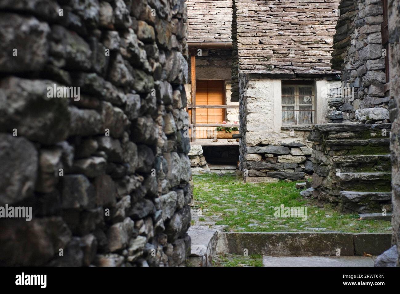 Antiche case in granito nel paese di Corippo, Val Verzasca, Ticino, Svizzera Foto Stock