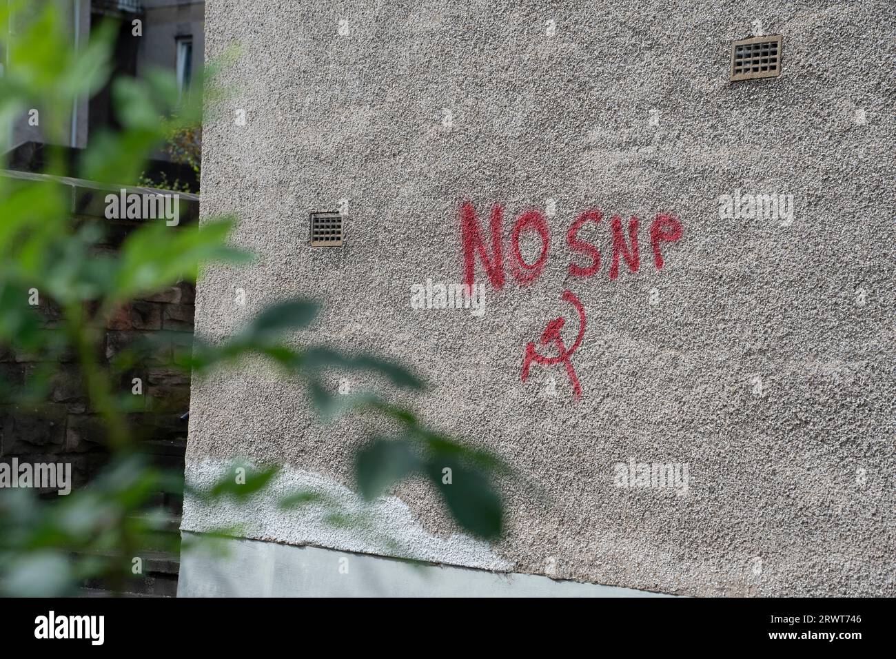 Spray anti-SNP graffiti verniciato su un blocco di alloggi a Edimburgo, Scozia, Regno Unito Foto Stock