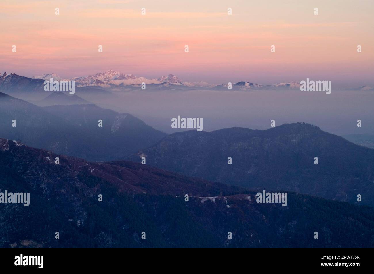 Vista da campo dei Fiori verso le Alpi Orientali durante il tempo di inversione, Varese, Lombardia, Italia Foto Stock