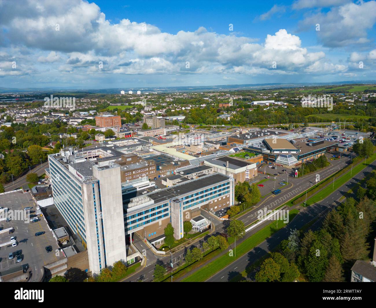 Vista aerea dell'esterno del centro commerciale EK Centre a East Kilbride, South Lanarkshire, Scozia, Regno Unito, Foto Stock