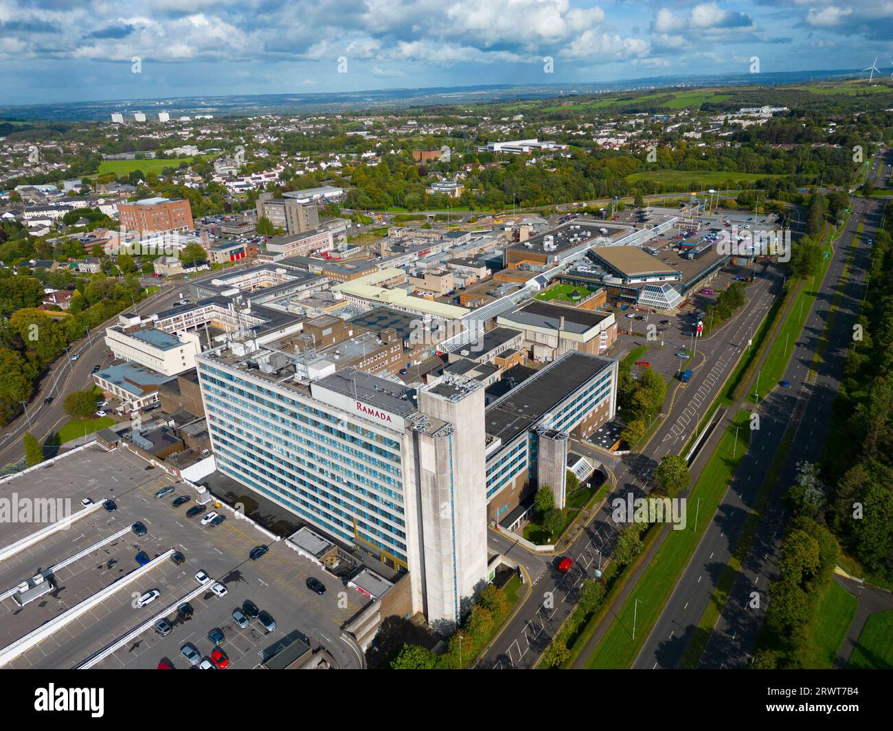 Vista aerea dell'esterno del centro commerciale EK Centre a East Kilbride, South Lanarkshire, Scozia, Regno Unito, Foto Stock