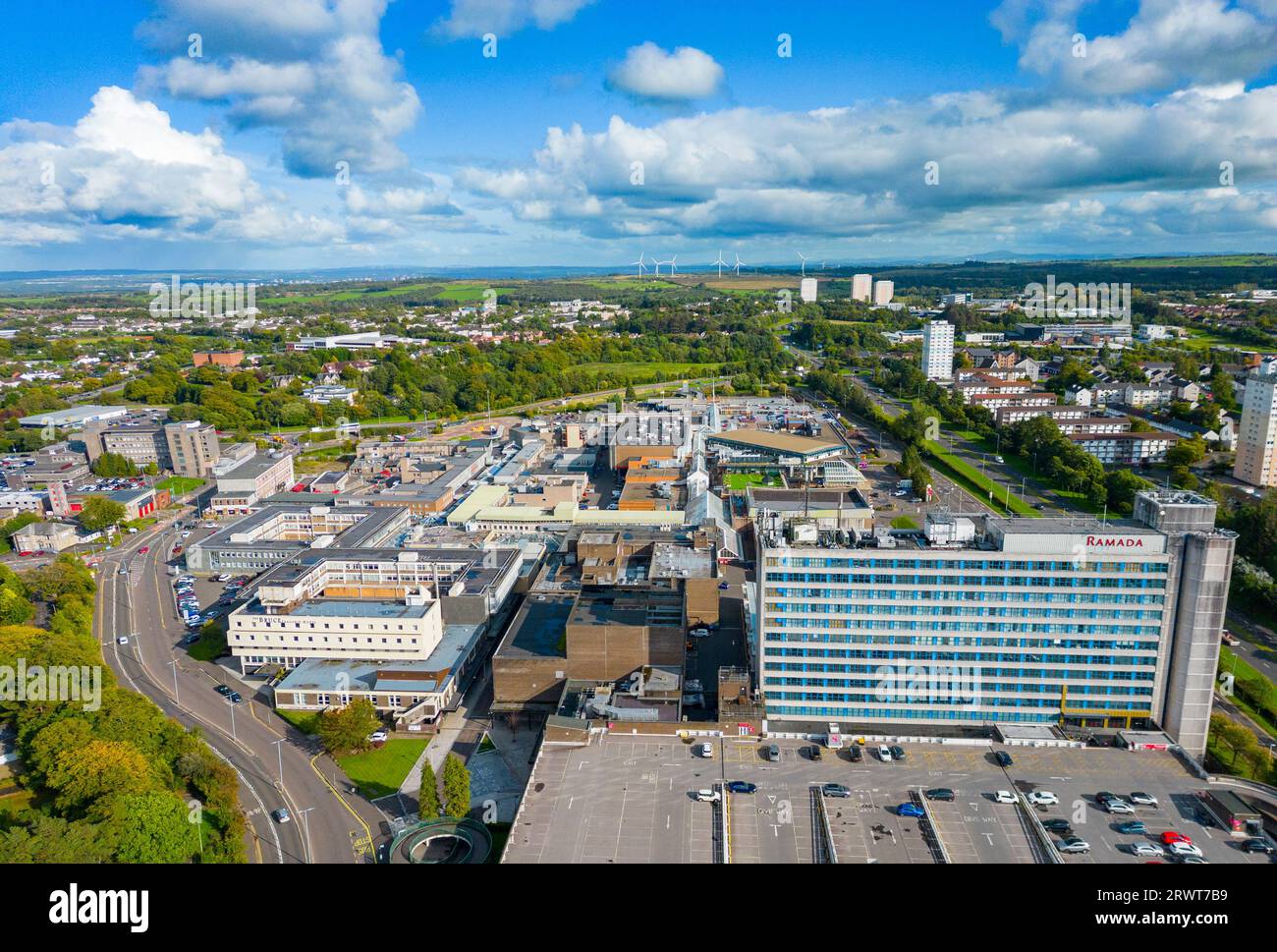 Vista aerea dell'esterno del centro commerciale EK Centre a East Kilbride, South Lanarkshire, Scozia, Regno Unito, Foto Stock