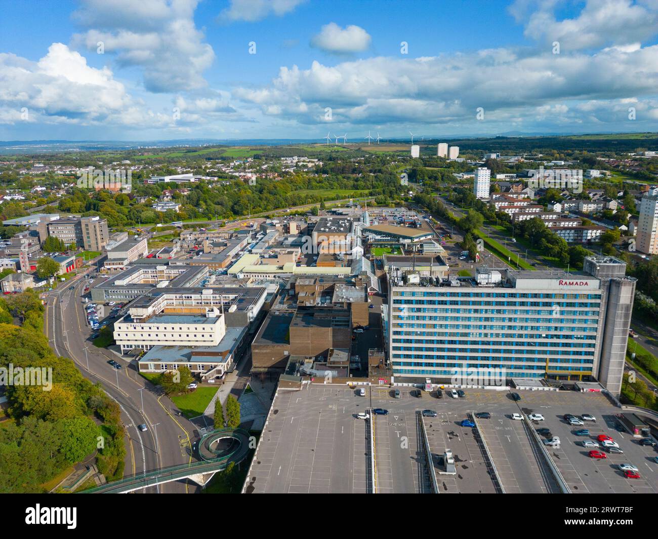 Vista aerea dell'esterno del centro commerciale EK Centre a East Kilbride, South Lanarkshire, Scozia, Regno Unito, Foto Stock