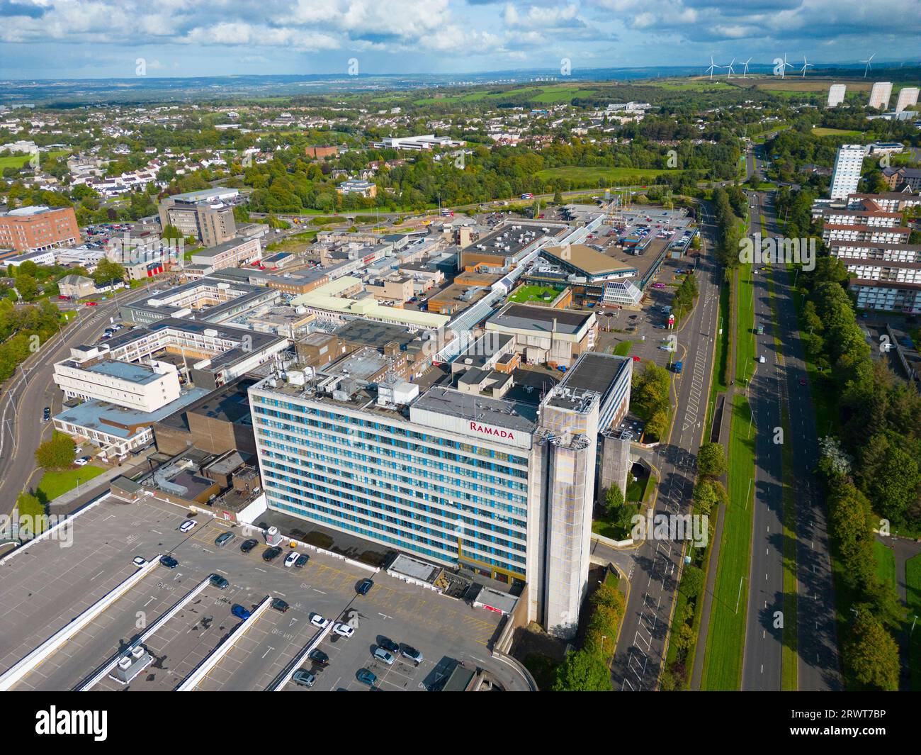Vista aerea dell'esterno del centro commerciale EK Centre a East Kilbride, South Lanarkshire, Scozia, Regno Unito, Foto Stock