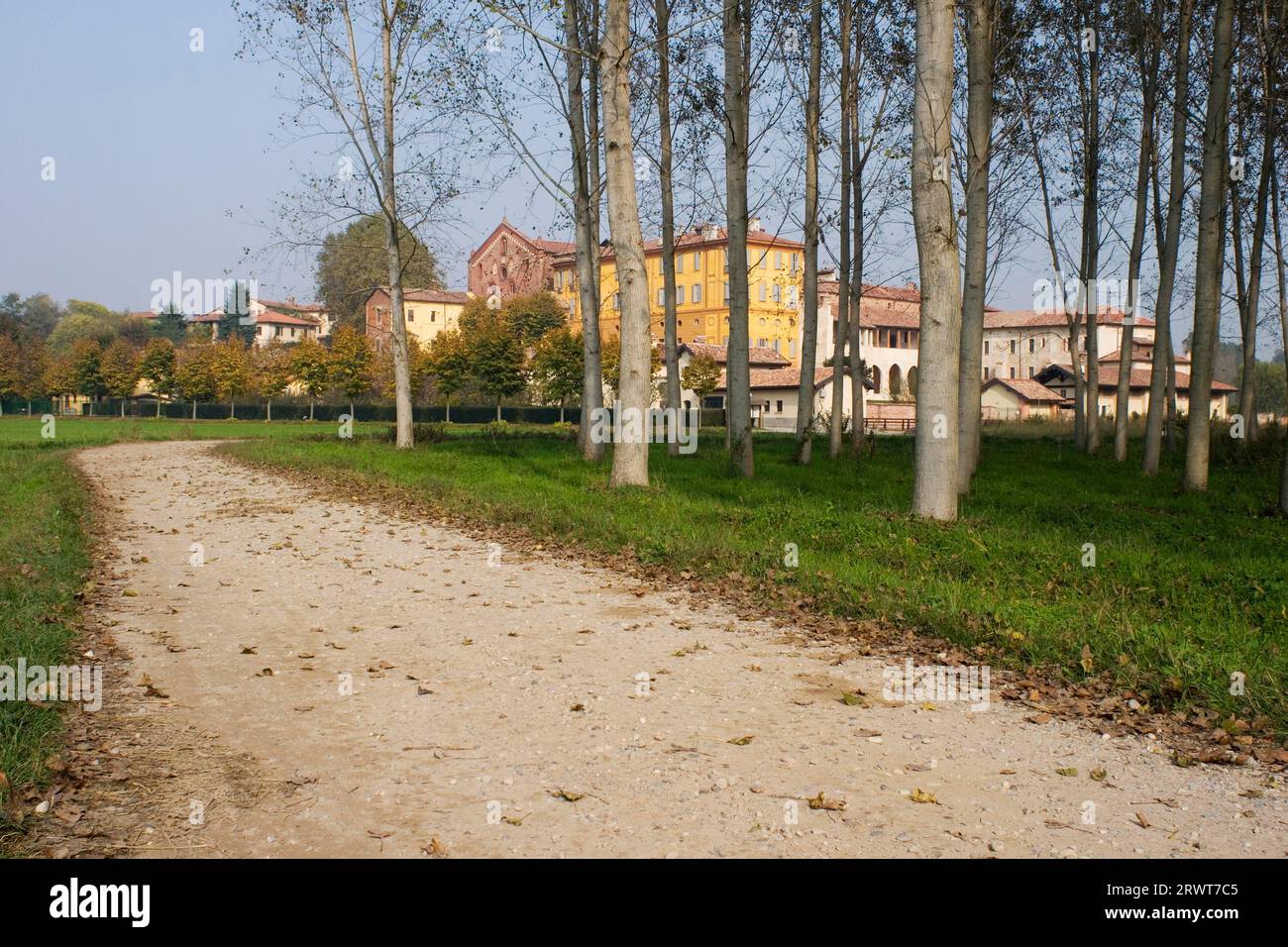 L'Abbazia cistercense di Morimondo con la chiesa di San Maria e San Ambrogio in transizione dal romanico al gotico in provincia di Milano Foto Stock