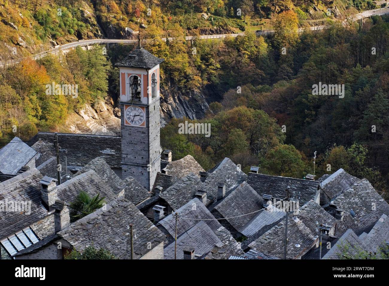 Vista su Corippo, Val Verzasca, Ticino, Svizzera Foto Stock