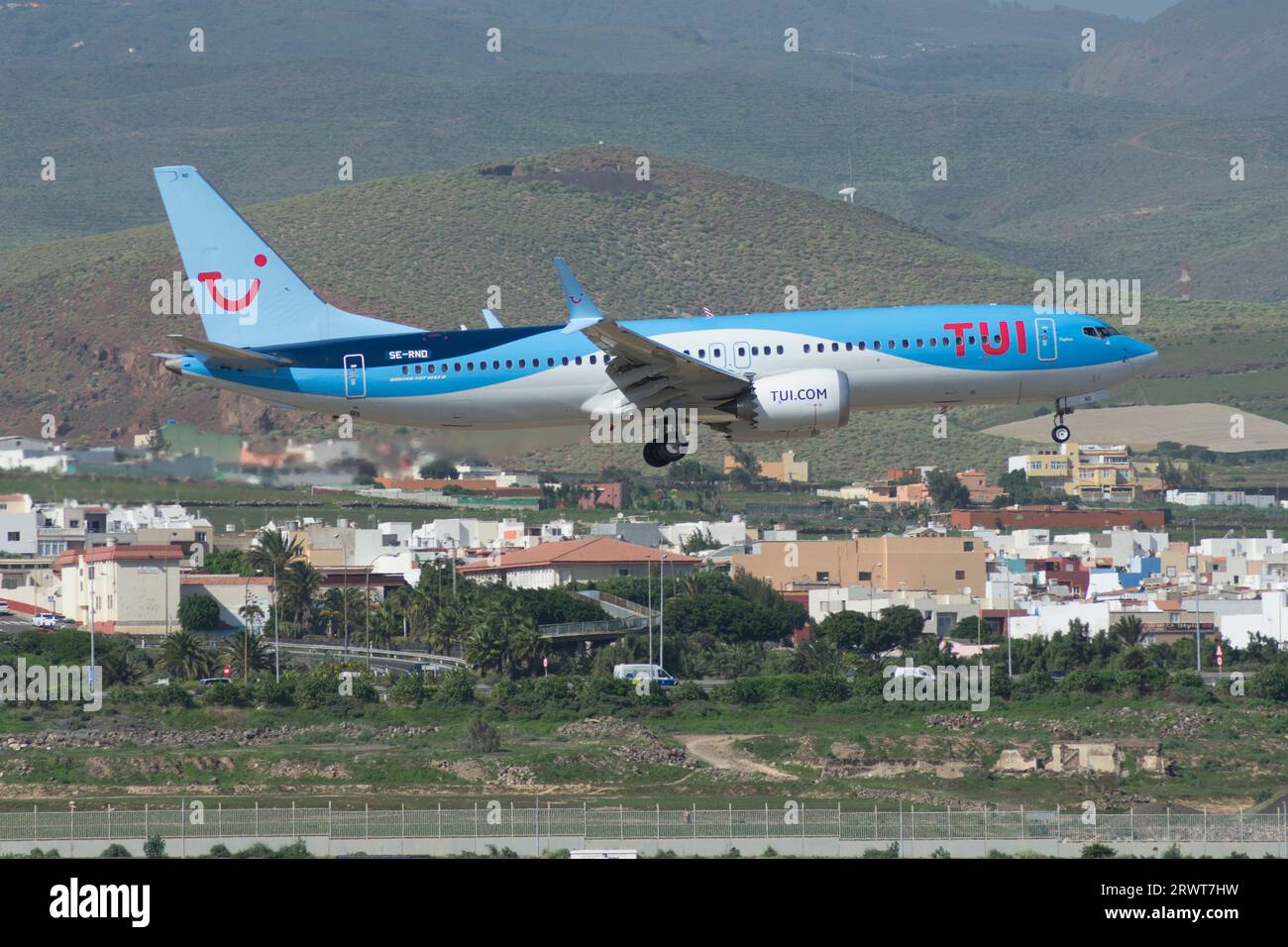 Avión de Línea Boeing 737 MAX de TUI aterrizando Foto Stock