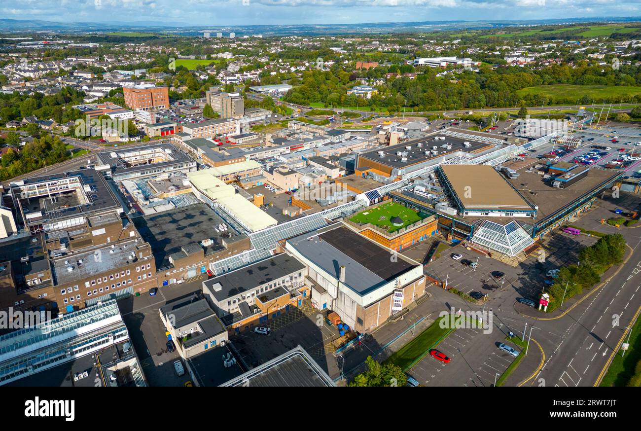 Vista aerea dell'esterno del centro commerciale EK Centre a East Kilbride, South Lanarkshire, Scozia, Regno Unito, Foto Stock