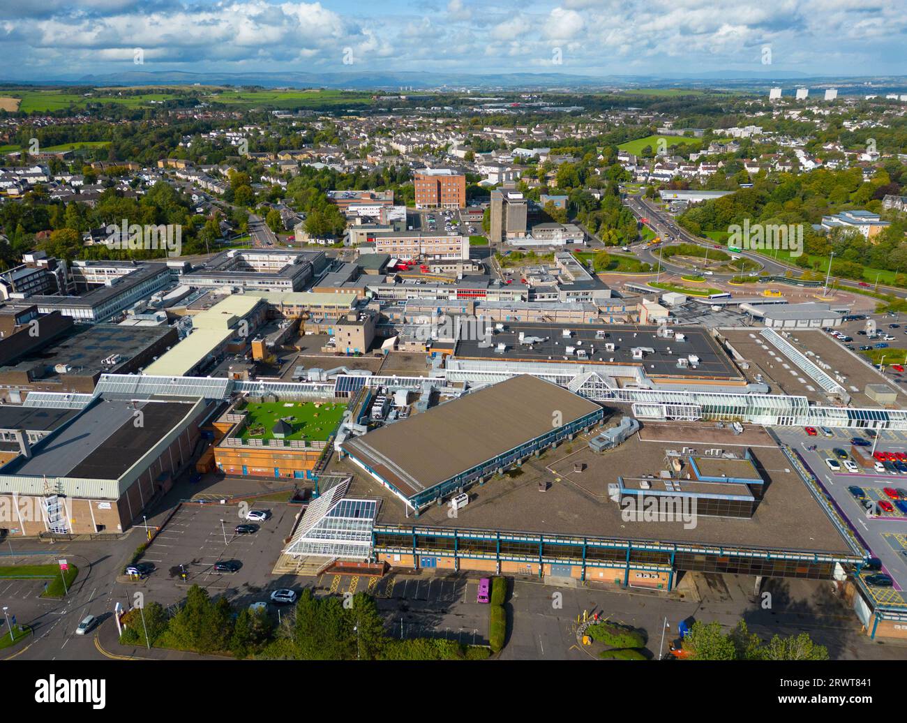Vista aerea dell'esterno del centro commerciale EK Centre a East Kilbride, South Lanarkshire, Scozia, Regno Unito, Foto Stock