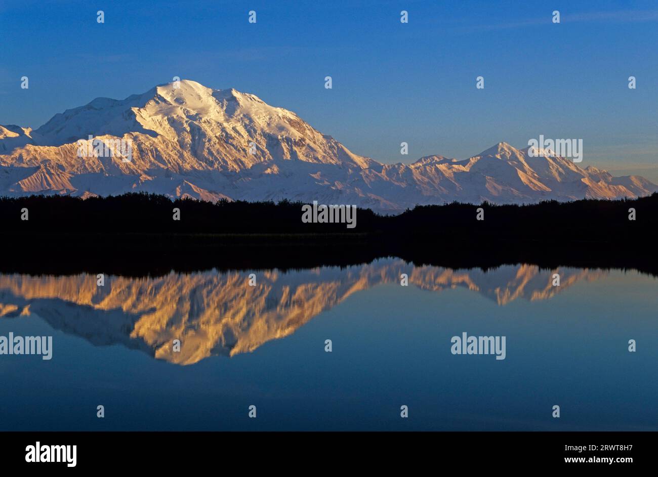 Denali e Mount Foraker con riflessi al tramonto, laghetto di riflessione, Parco Nazionale di Denali Foto Stock