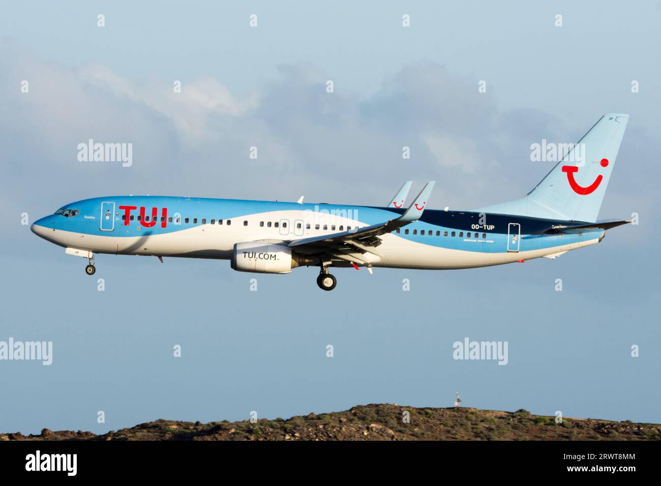 Aeropuerto de Gran Canaria, Gando. Avión de Línea Boeing 737 de la aerolínea TUI aterrizando Foto Stock