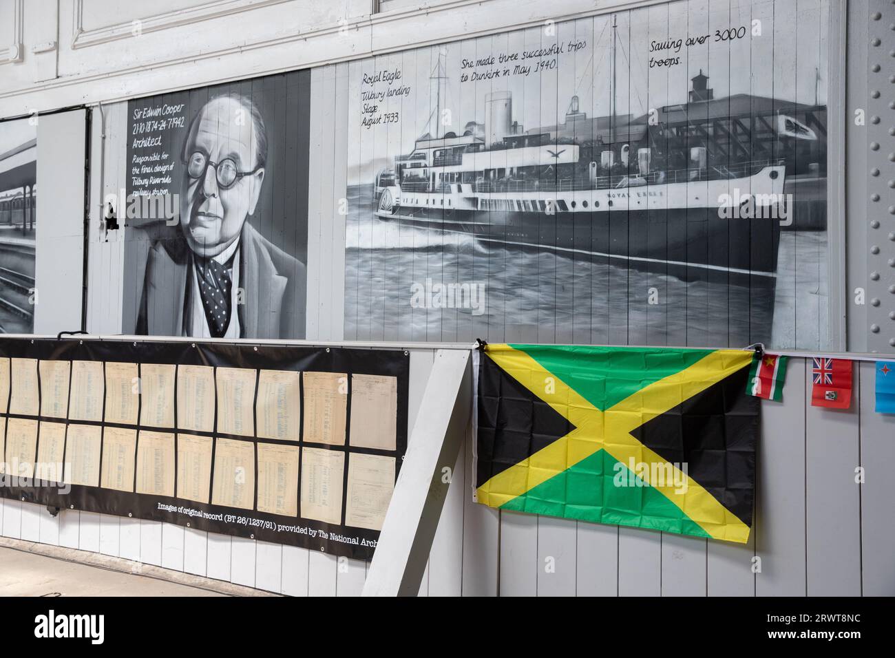 Spettacolo di Windrush Day al terminal dei traghetti di Tilbury Docks, con bandiera giamaicana e immagini dell'architetto Sir Edwin Cooper e della nave Royal Eagle del 1933 Foto Stock