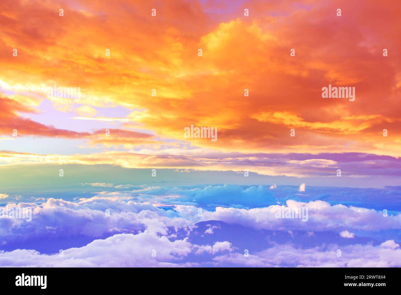 Foto ariosa del mare di nuvole e bagliore mattutino in direzione di Yatsugatake Foto Stock