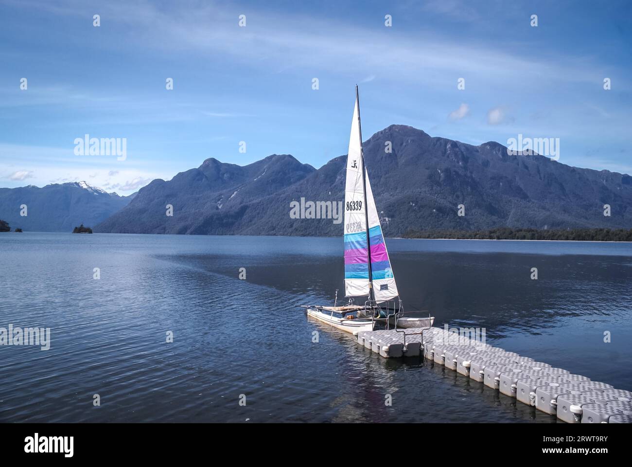 Foto di una barca a vela sull'acqua vicino al molo in Cile Foto Stock