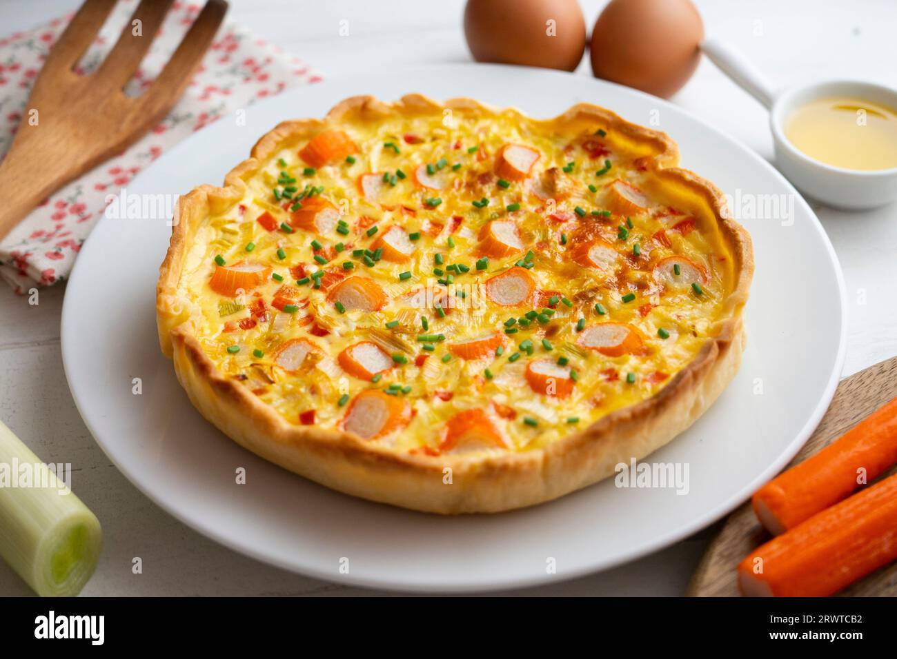 Quiche in stile francese con surimi di uova e granchi. Foto Stock