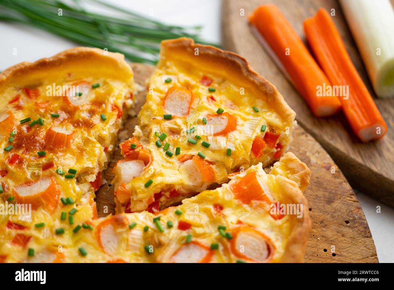 Quiche in stile francese con surimi di uova e granchi. Foto Stock