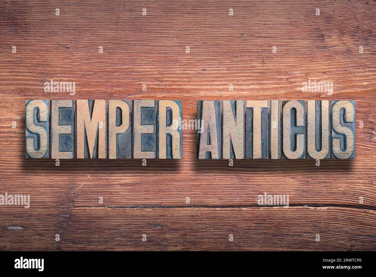 semper anticus antico significato latino - sempre in avanti, combinato su una superficie in legno verniciato d'epoca Foto Stock