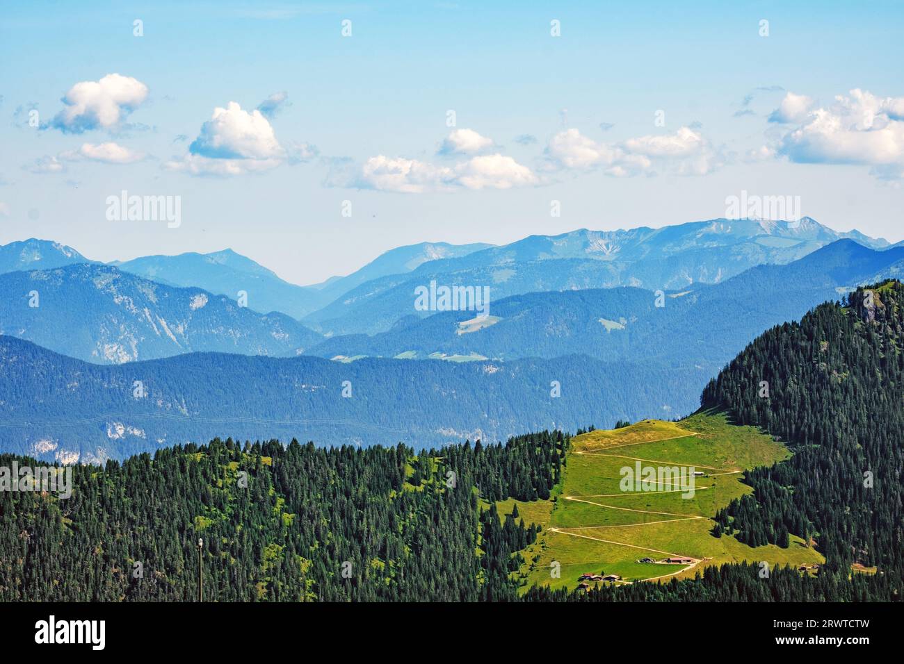 Bellezza paesaggistica del terreno montuoso di Wiedersbergerhornbahn in Alpbachtal, Tirolo, Austria. Foto Stock