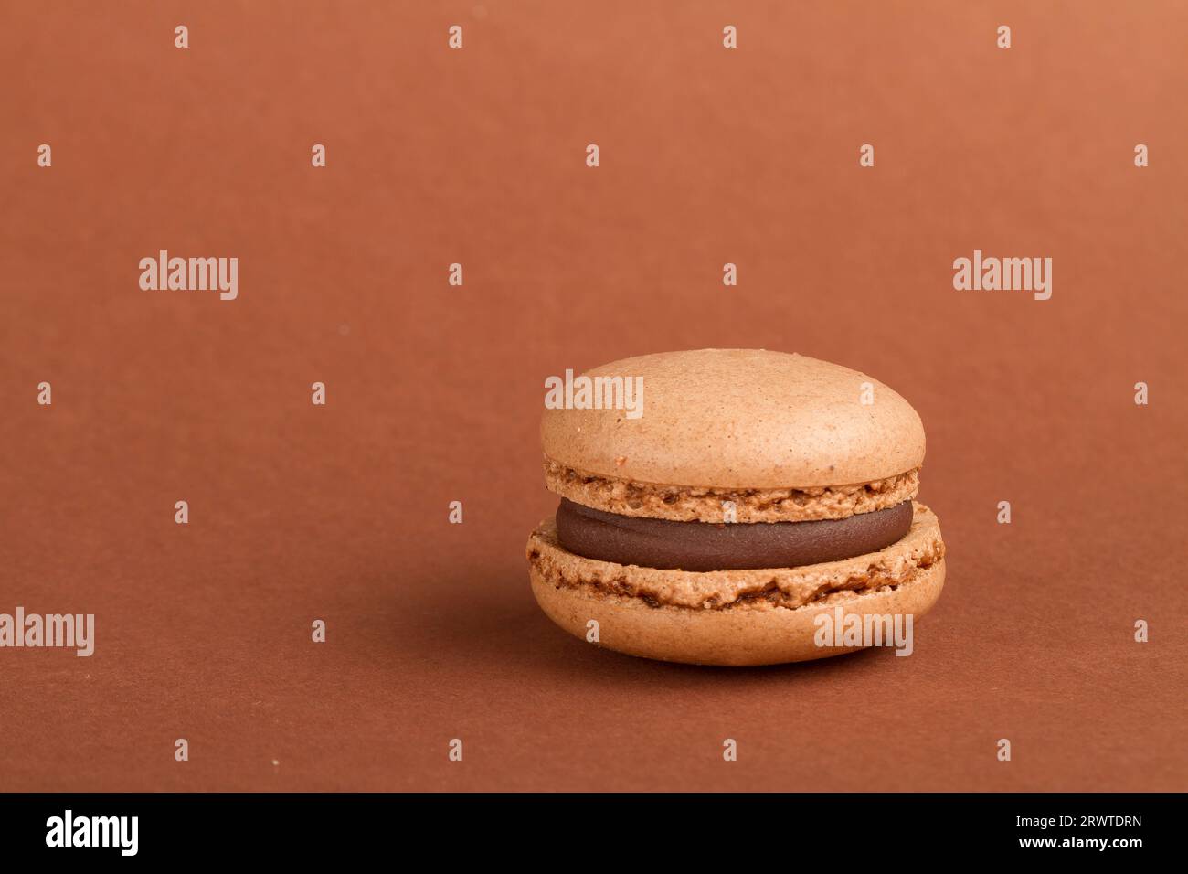 Primo scatto macro di un macaron, spuntino francese, su uno sfondo colorato. Foto Stock