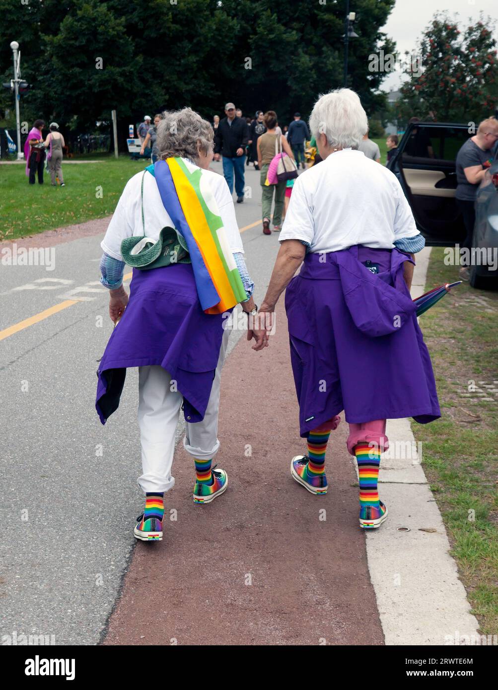 Due dolci donne anziane che camminano mano nella mano, durante il Burlington Gay Pride March, Burlington, Vermont, USA Foto Stock