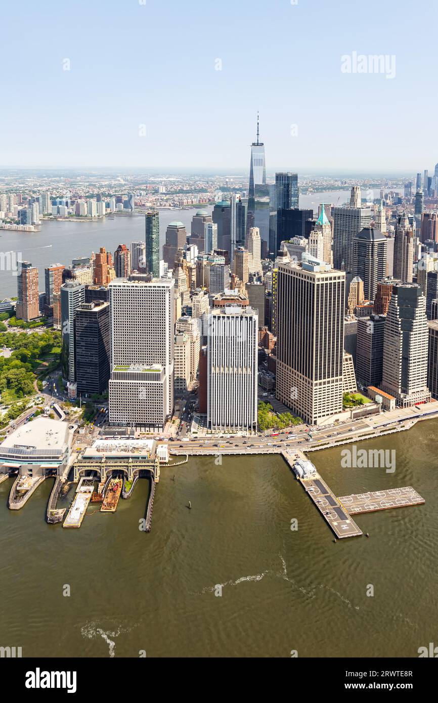 Vista aerea dello skyline di New York City di Manhattan con il formato ritratto dei grattacieli del World Trade Center che viaggia negli Stati Uniti Foto Stock