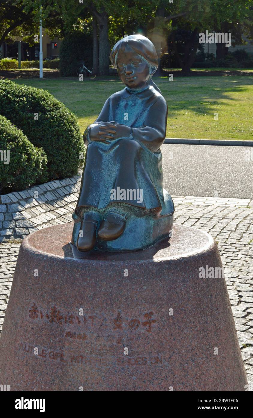 Statua di una ragazza che indossa scarpe rosse nel Parco Yamashita Foto Stock