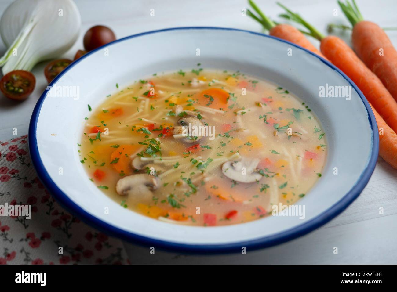Zuppa di verdure con porri, funghi, carote, peperoni e noodle. Foto Stock