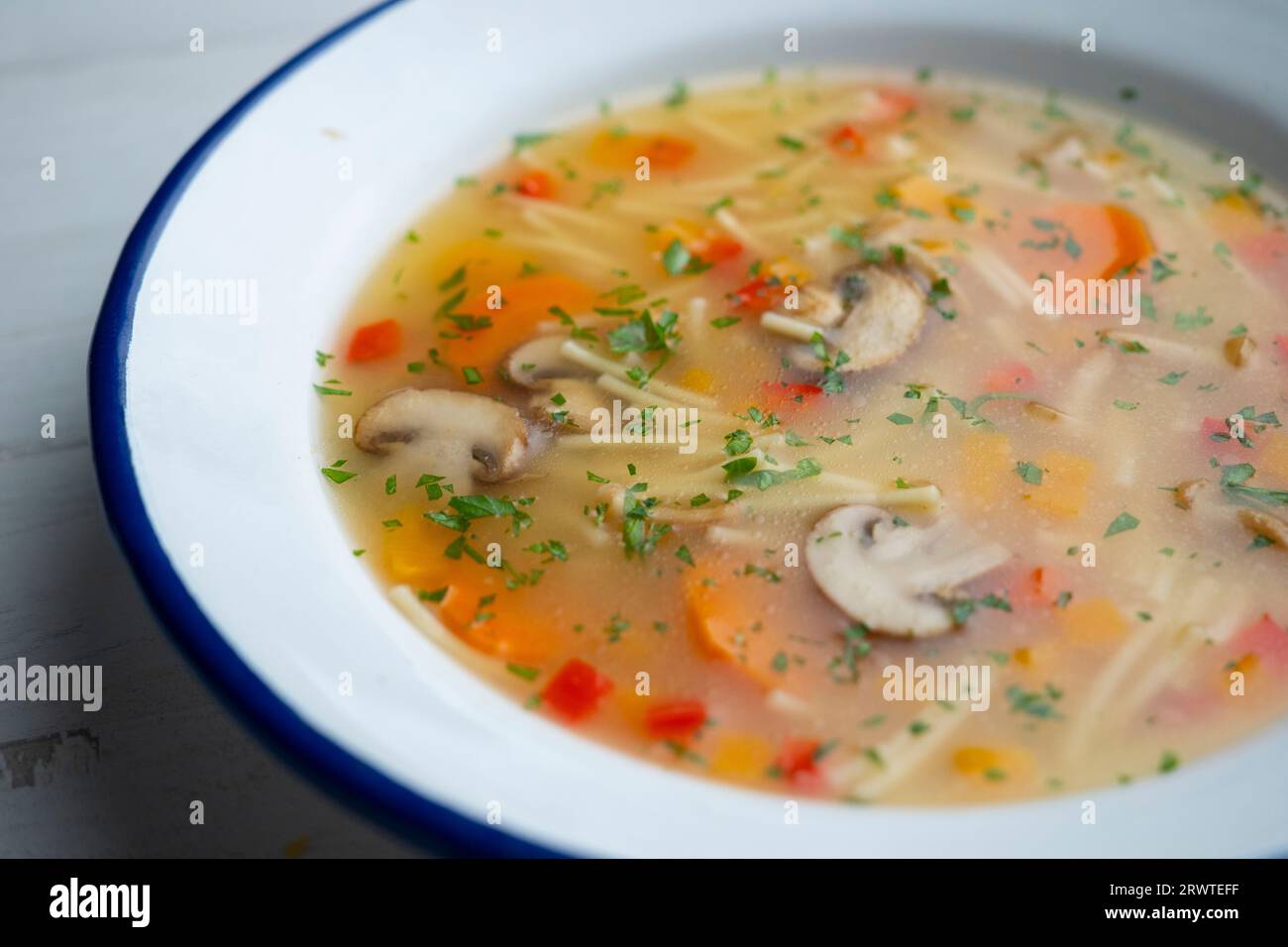 Zuppa di verdure con porri, funghi, carote, peperoni e noodle. Foto Stock