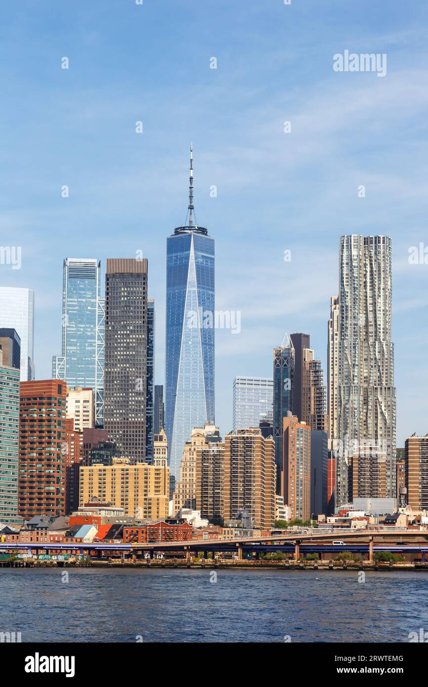 New York City skyline di Manhattan con il grattacielo World Trade Center in formato ritratto che viaggia negli Stati Uniti Foto Stock