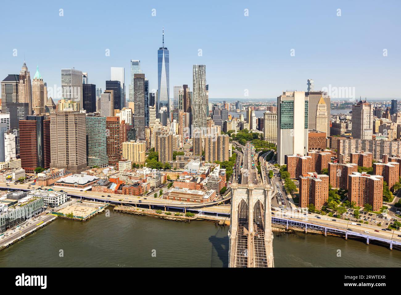 Vista aerea dello skyline di New York City di Manhattan con il grattacielo World Trade Center e il Ponte di Brooklyn che viaggiano negli Stati Uniti Foto Stock