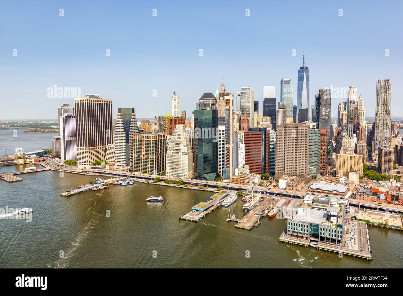 Vista aerea dello skyline di New York City di Manhattan con il grattacielo World Trade Center che viaggia negli Stati Uniti Foto Stock