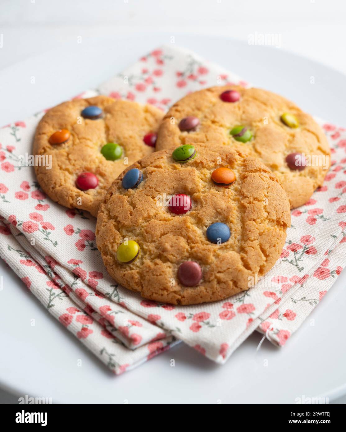 Biscotti fatti in casa con farina, uova e gocce di cioccolato Foto Stock