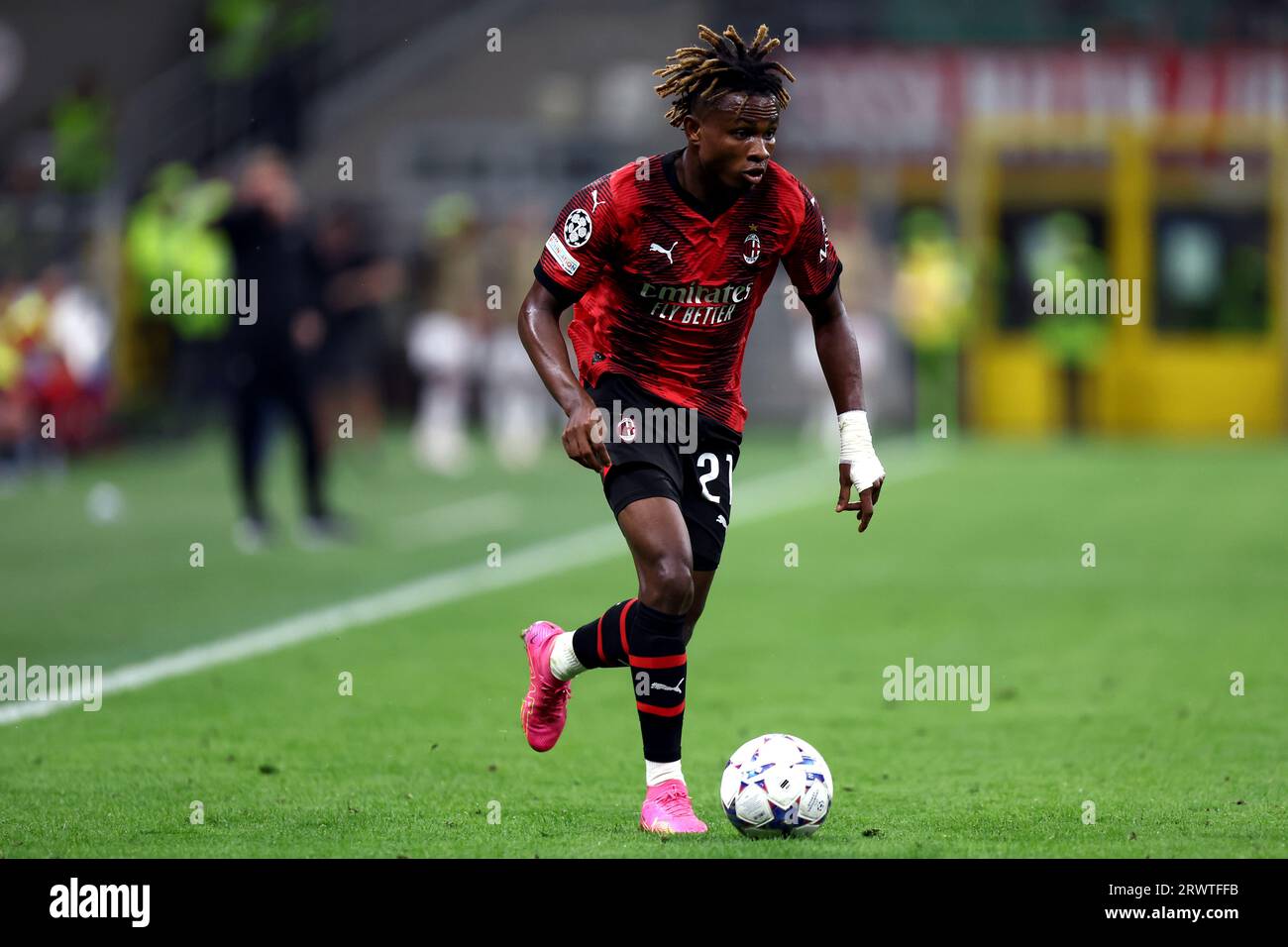 Samuel Chukwueze dell'AC Milan in azione durante la partita di UEFA Champions League tra l'AC Milan e il Newcastle United FC allo Stadio Giuseppe Meazza il 19 settembre 2023 a Milano, Italia. Foto Stock