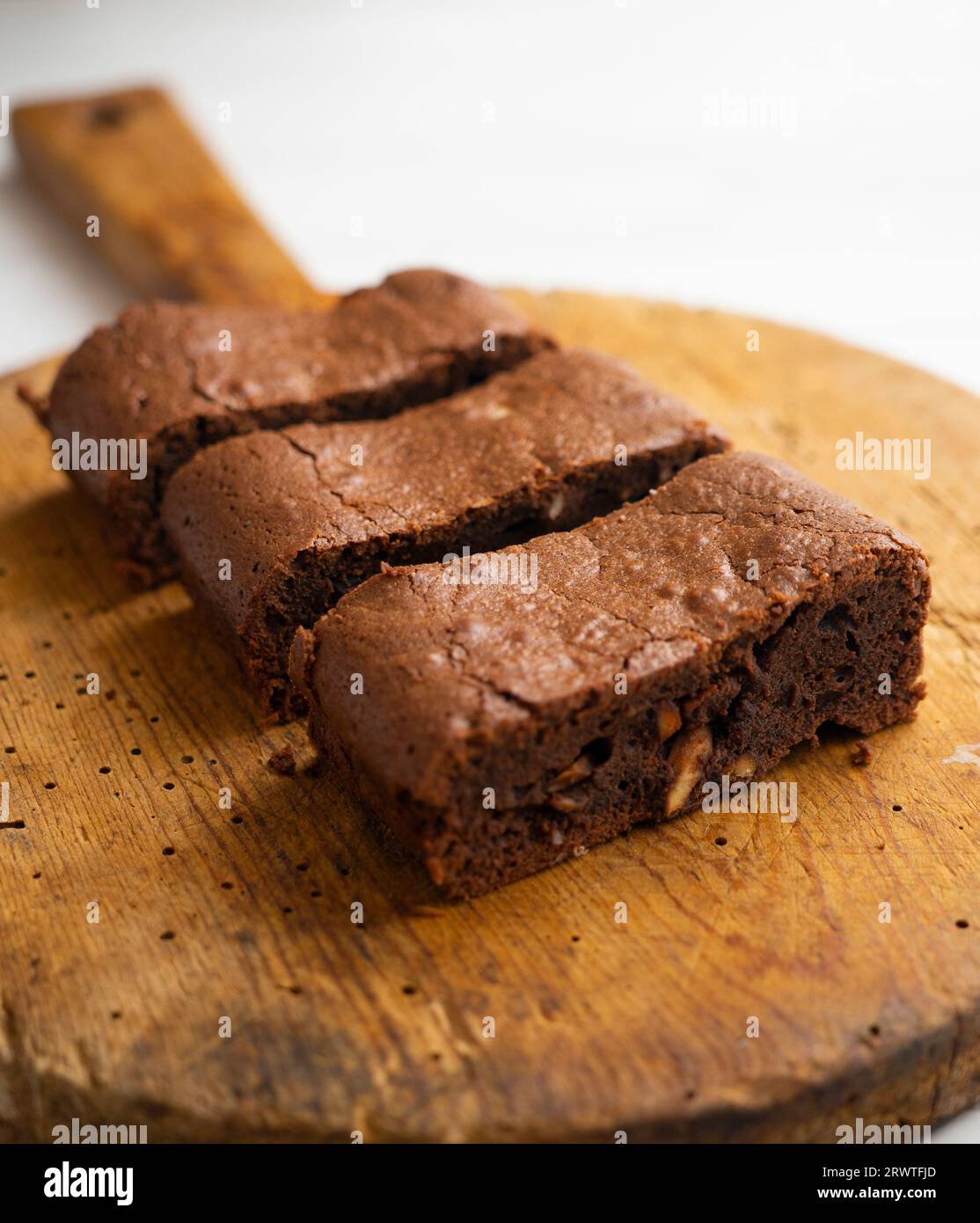 Brownie al cioccolato tagliato a porzioni e decorato con fragole e menta. Foto Stock