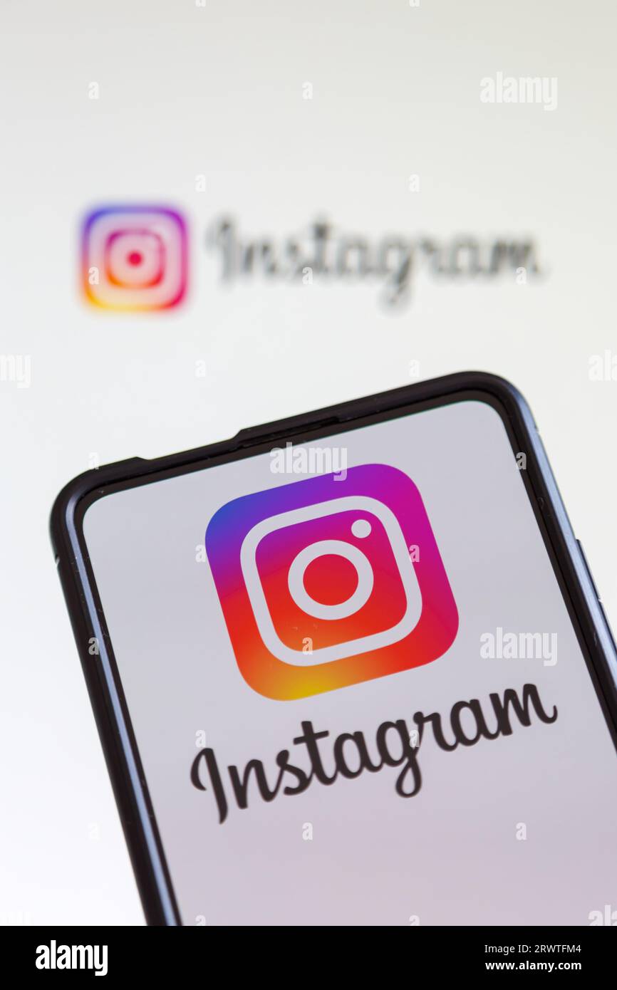 Stoccarda, Germania - 20 luglio 2023: Logo Instagram social media su un telefono cellulare e schermo di un computer a Stoccarda, Germania. Foto Stock