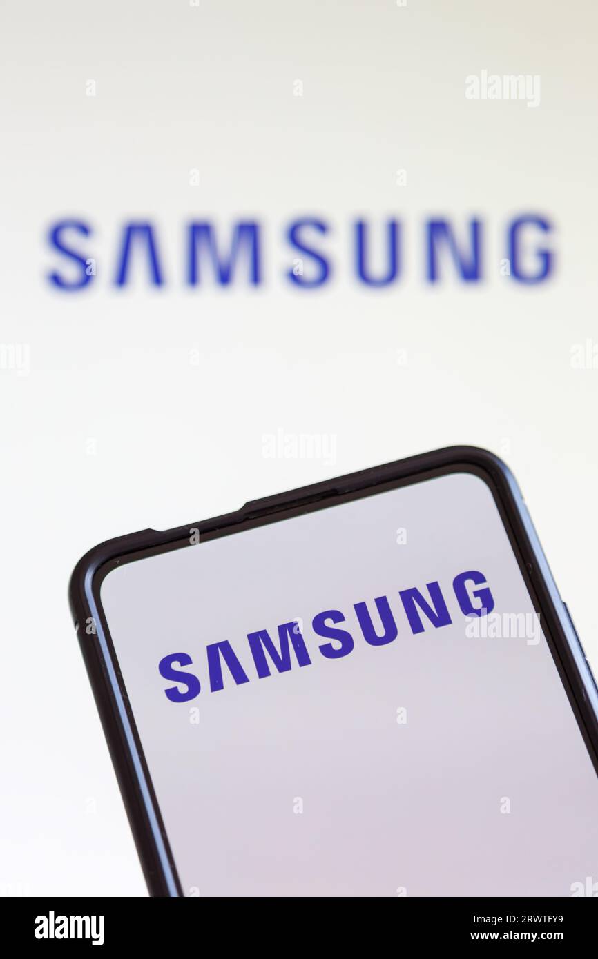 Stoccarda, Germania - 20 luglio 2023: Logo Samsung del produttore di televisori e smartphone su uno schermo di un telefono cellulare e di un computer a Stoccarda, Ger Foto Stock