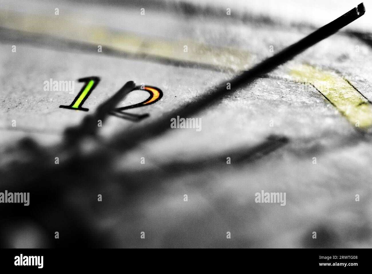 concetto di tempo con i dettagli di un vecchio quadrante dell'orologio Foto Stock