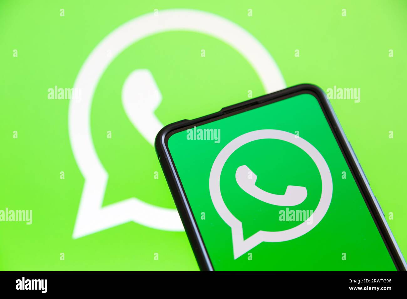 Stoccarda, Germania - 20 luglio 2023: Applicazione di messaggistica con logo WhatsApp su uno schermo di un telefono cellulare e di un computer a Stoccarda, Germania. Foto Stock