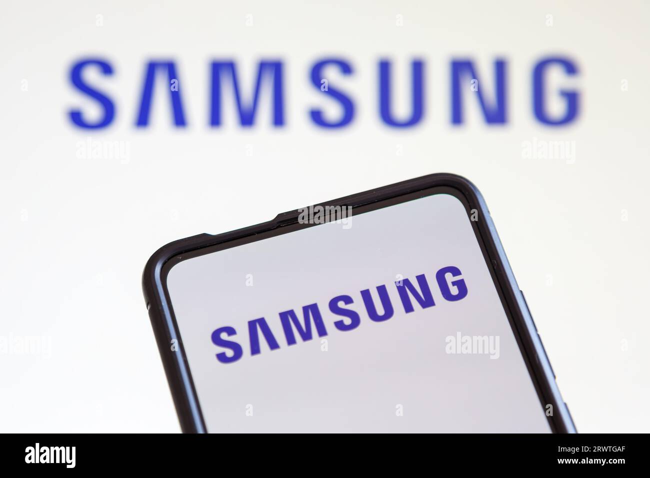 Stoccarda, Germania - 20 luglio 2023: Logo Samsung del produttore di televisori e smartphone su uno schermo di un telefono cellulare e di un computer a Stoccarda, Ger Foto Stock