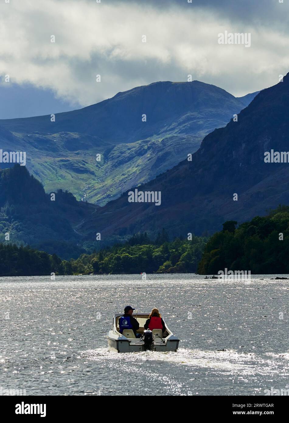 Derwentwater - motoscafo, riflessi sul lago e luce ombra sullo sfondo della montagna. Foto Stock