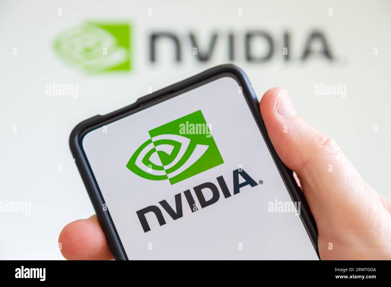 Stoccarda, Germania - 20 luglio 2023: Mano che regge un telefono cellulare con il logo Nvidia della società di software che progetta unità di elaborazione grafica GPU c Foto Stock