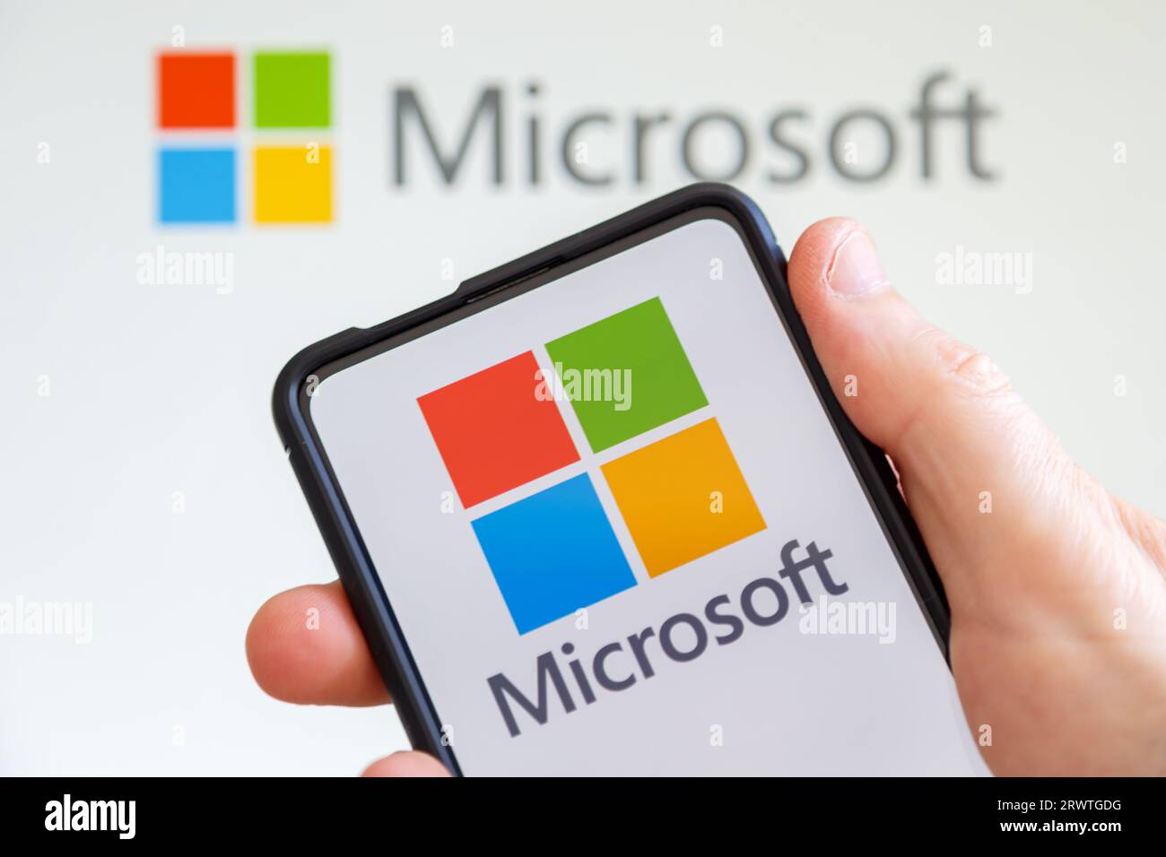 Stoccarda, Germania - 20 luglio 2023: Mano che regge un telefono cellulare con il logo Microsoft dello schermo del computer della società di software a Stoccarda, Germania. Foto Stock