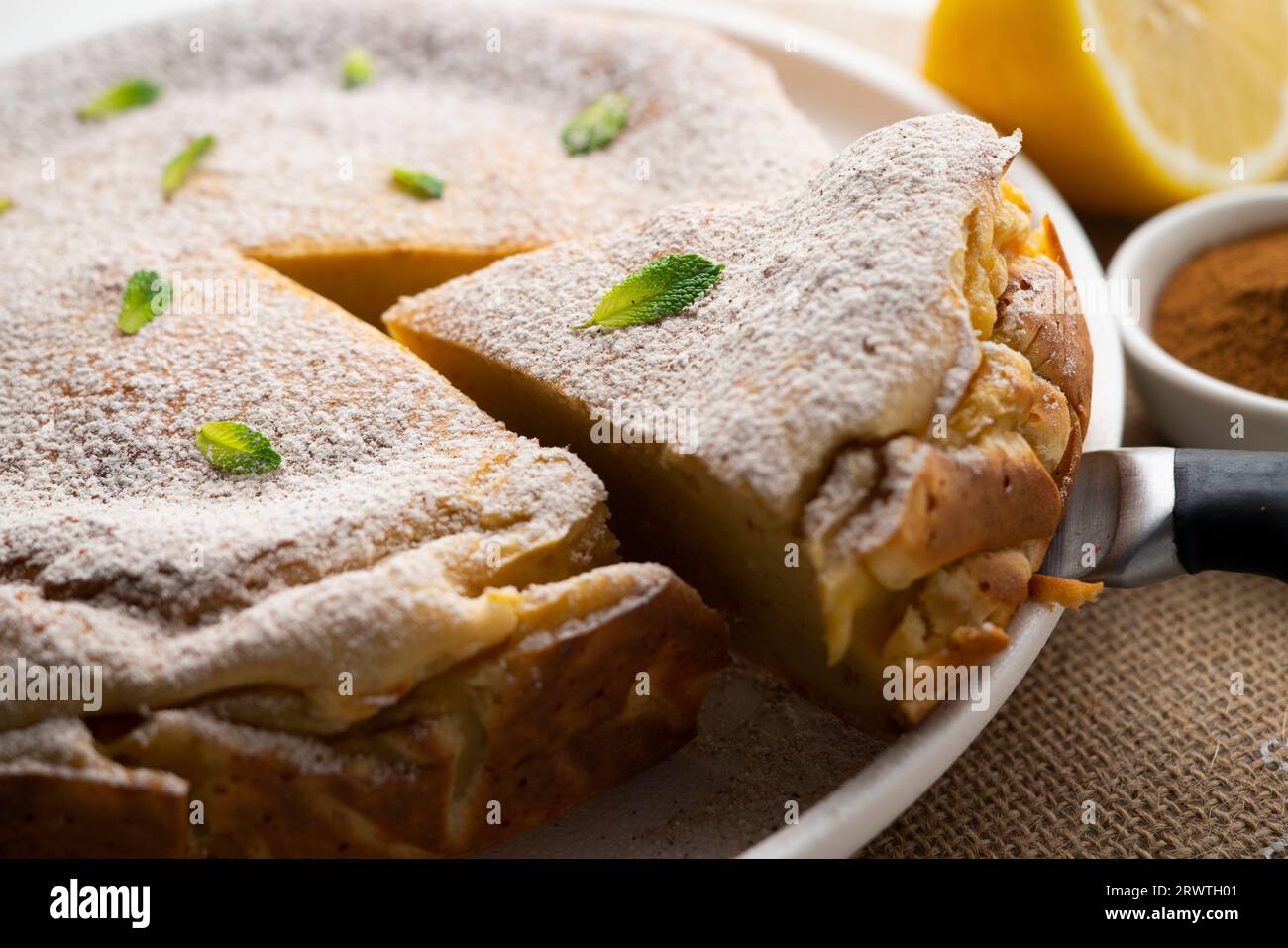 Torta di pane. Ricetta spagnola a base di pane, uova, farina e cannella. Foto Stock