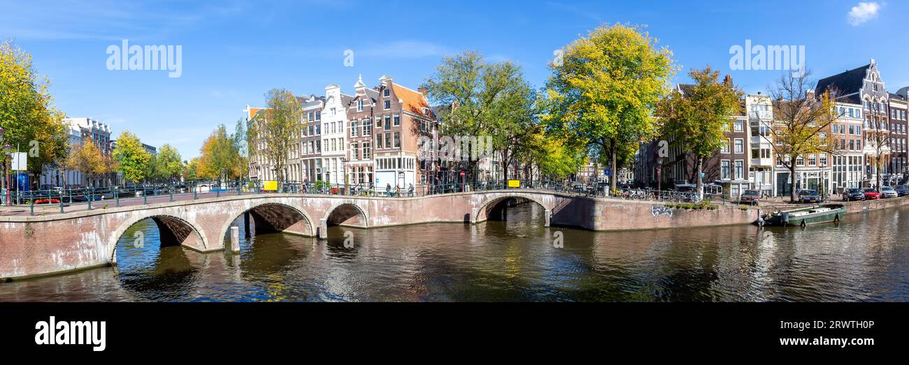 Canali e ponti tradizionali case olandesi a Keizersgracht, panorama itinerante ad Amsterdam, Paesi Bassi Foto Stock