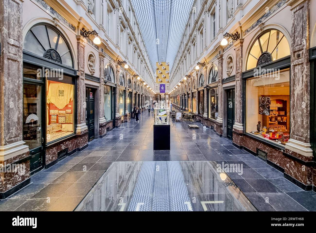 Bruxelles, Belgio. 21 settembre 2023. FOCUS COVERAGE, DISTRIBUZIONE RICHIESTA A BELGA illustrazione immagine mostra un'esposizione ispirata alle storie di pazienti con malattie croniche organizzata presso le Royal Saint-Hubert Galleries (Galeries Royales Saint-Hubert - Koninklijke Sint-Hubertusgalerijen) a Bruxelles, giovedì 21 settembre 2023. BELGA PHOTO HATIM KAGHAT Credit: Belga News Agency/Alamy Live News Foto Stock