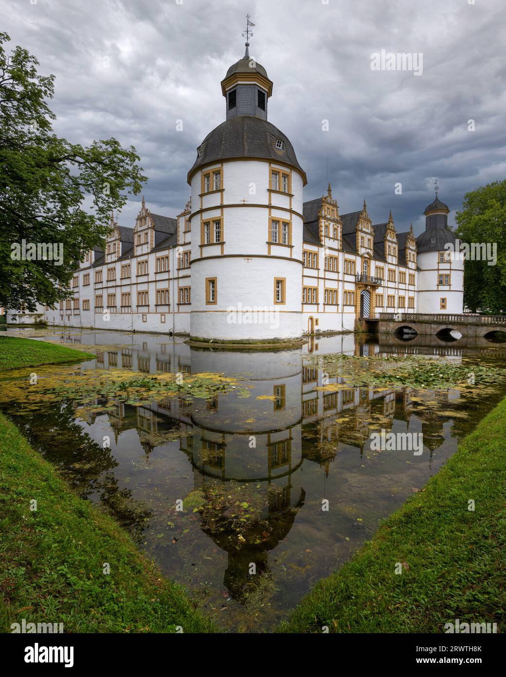 PADERBORN, GERMANIA - 17 AGOSTO 2023: Vecchio castello di Neuhaus vicino a Paderborn il 17 agosto 2023 nella Renania settentrionale-Vestfalia, Germania Foto Stock