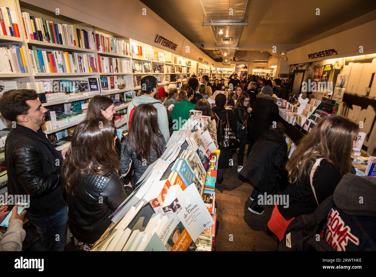 NABILLA FIRMA IL SUO LIBRO IN UNA LIBRERIA PARIGINA Foto Stock