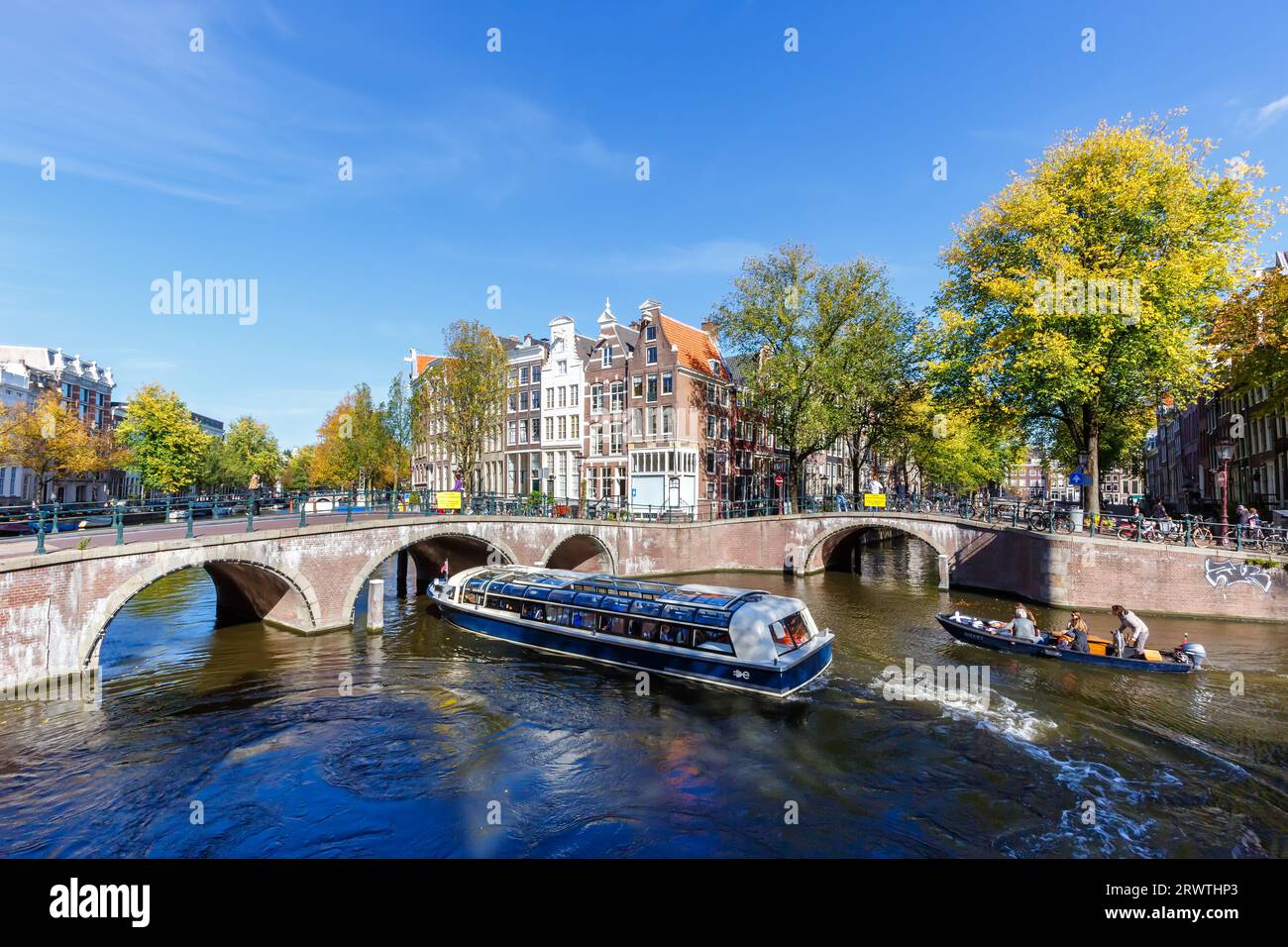 Canali e ponti tradizionali case olandesi a Keizersgracht in viaggio ad Amsterdam, Paesi Bassi Foto Stock
