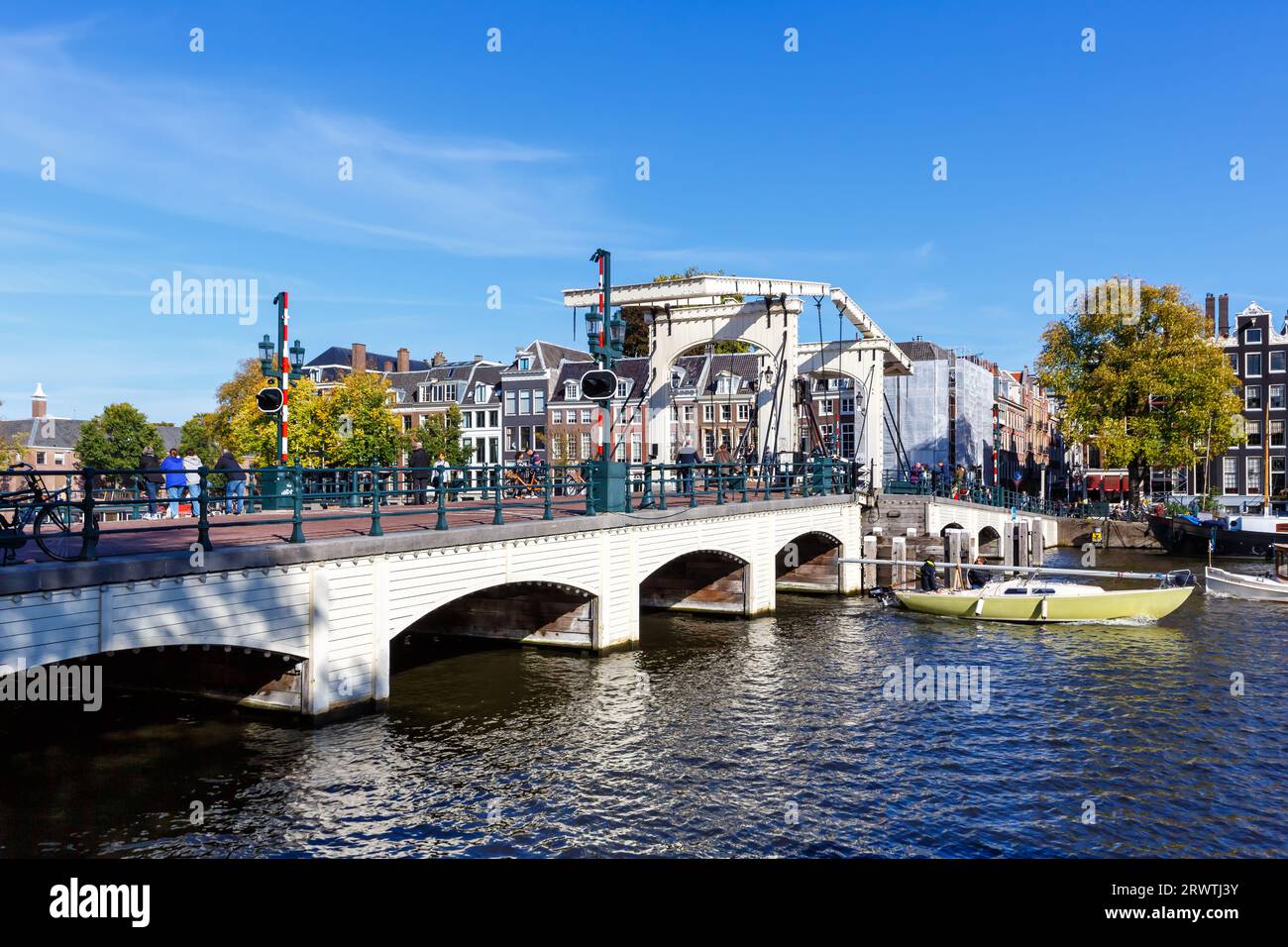 Ponte Magere Brug sul Canale di Amstel e le tradizionali case olandesi che viaggiano ad Amsterdam, Paesi Bassi Foto Stock