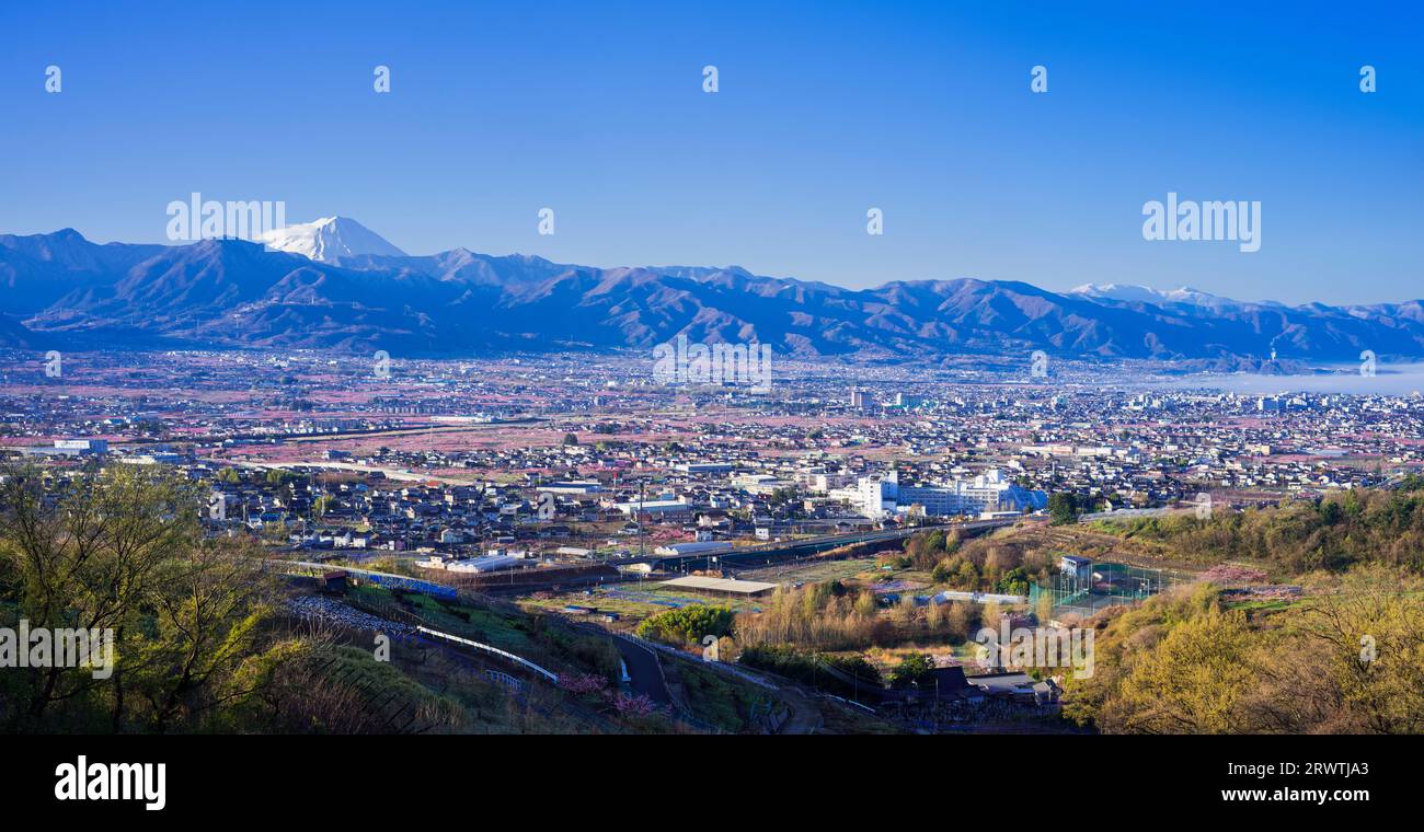 Paesaggi della Prefettura di Yamanashi la pesca fiorisce nella città di Yamanashi e il Monte Fuji in lontananza l'osservatorio senza nome Foto Stock